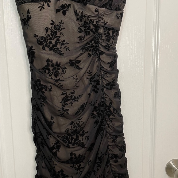 black bodycon dress with floral detailing - Picture 3 of 8